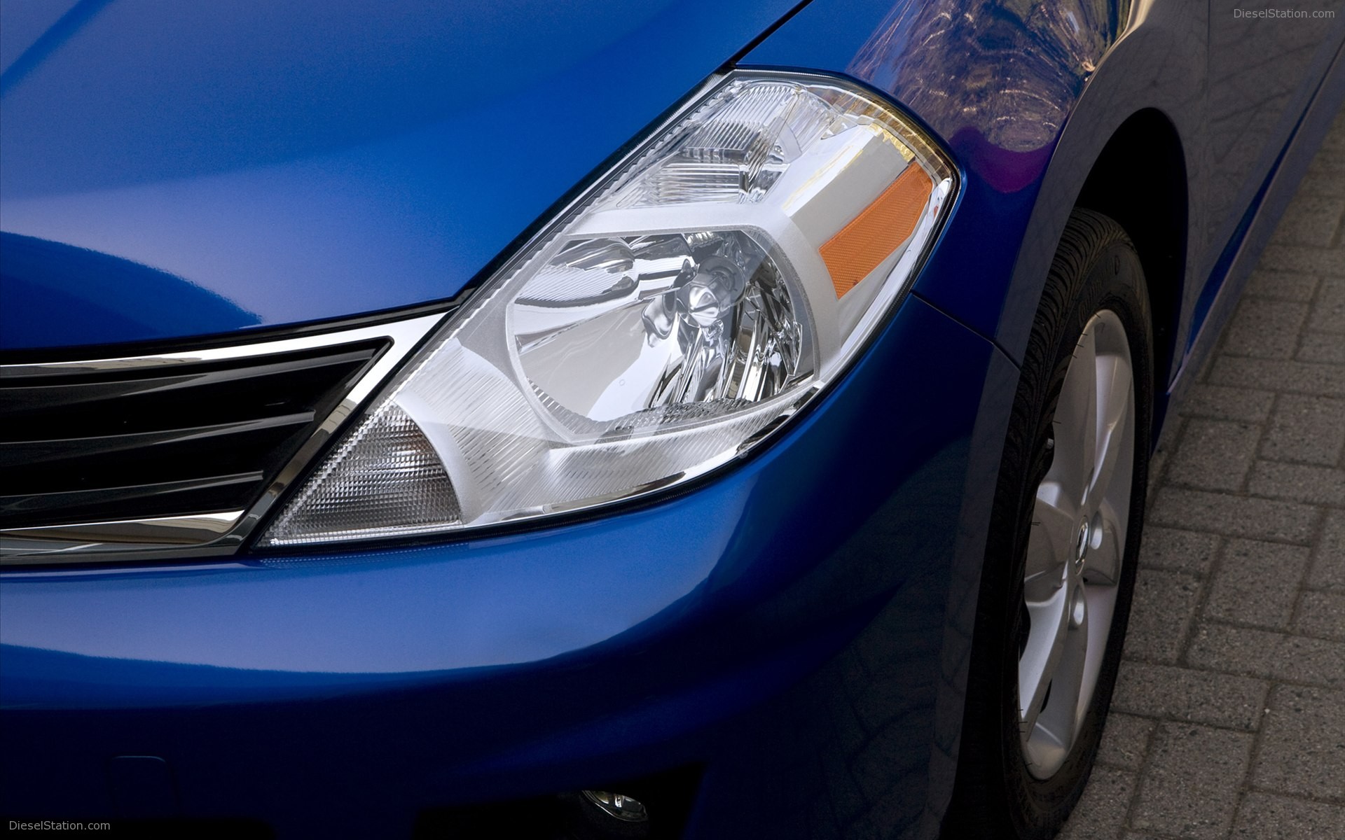 Nissan Versa Hatchback 2012