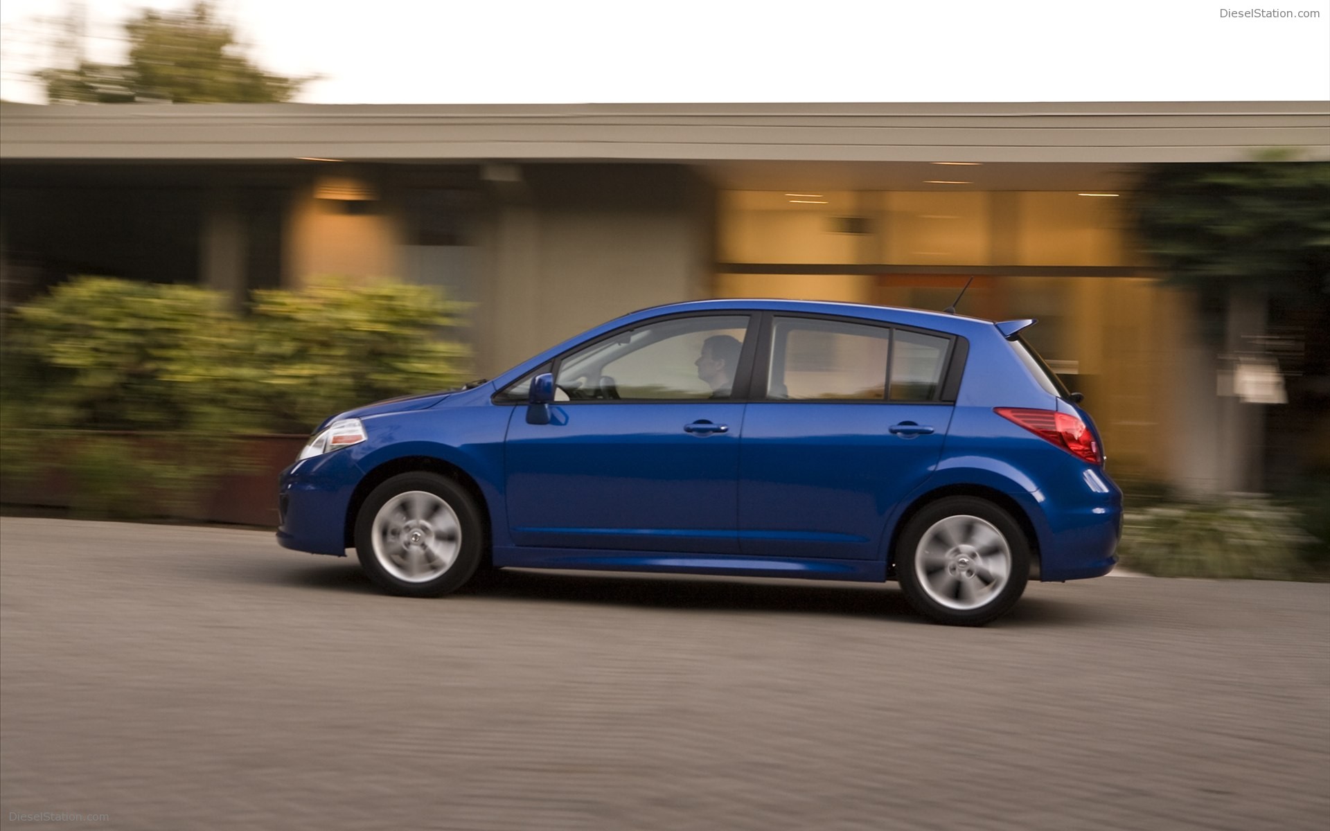 Nissan Versa Hatchback 2012