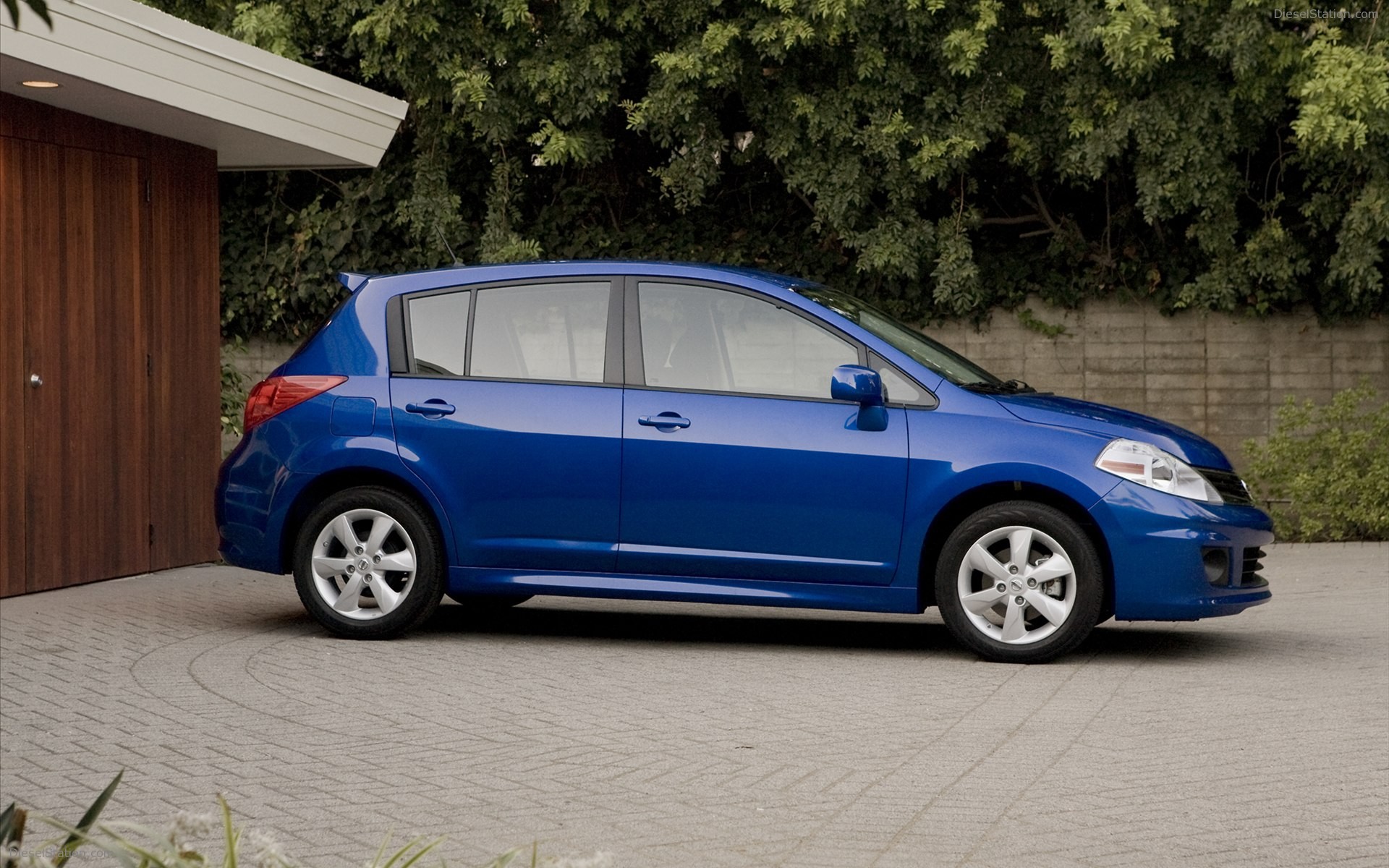 Nissan Versa Hatchback 2012
