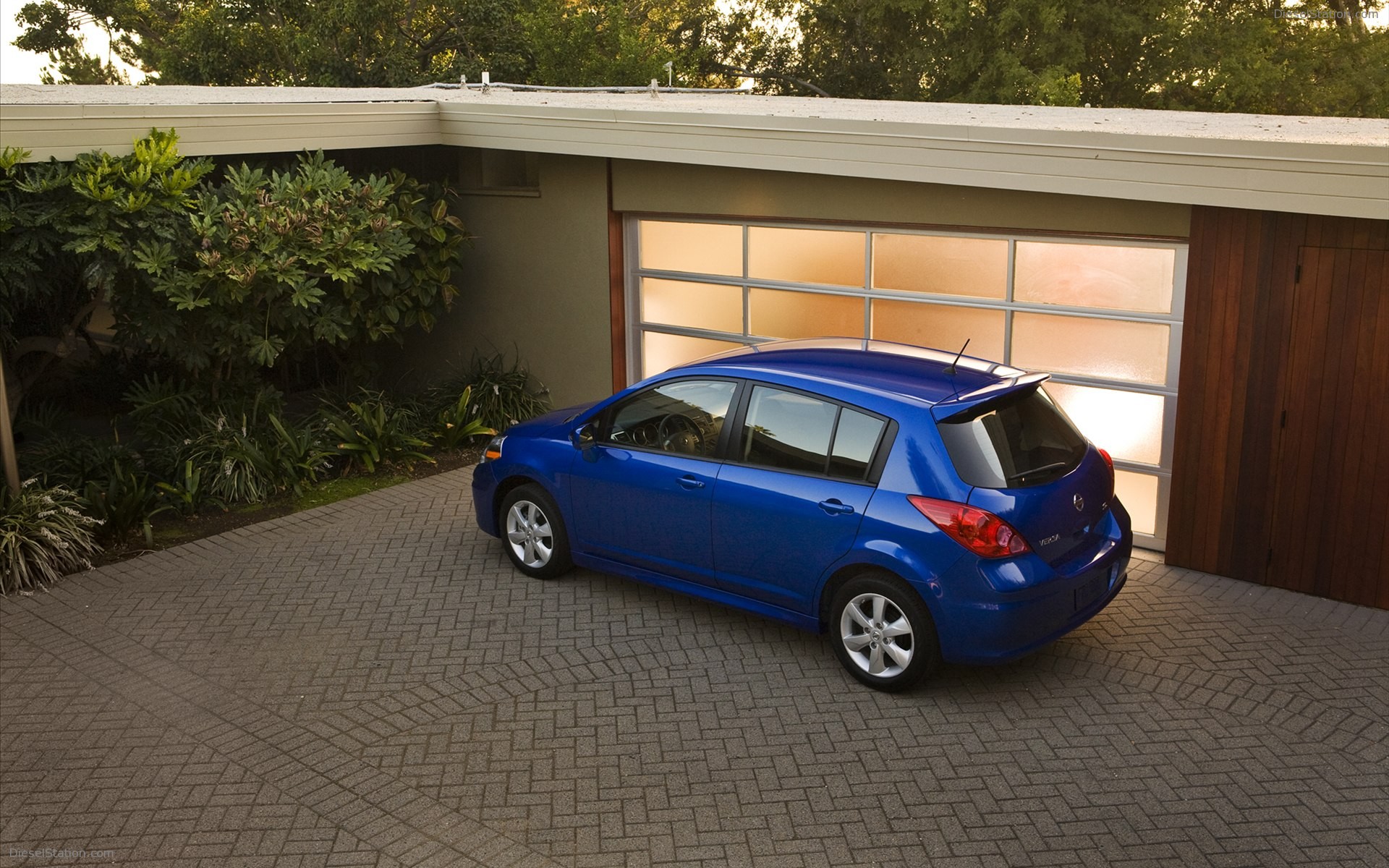 Nissan Versa Hatchback 2012