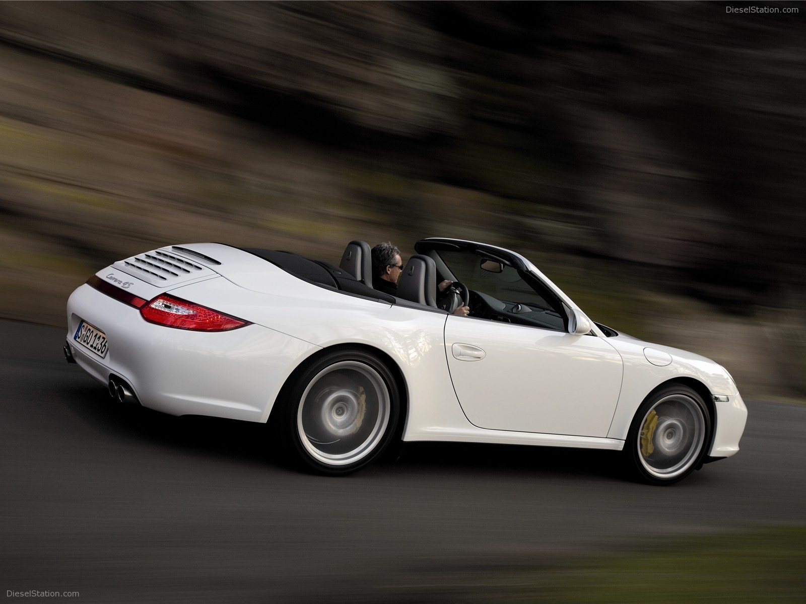 Porsche 911 Carrera 4/4S Coupe and Cabriolet Porsche 911 Carrera 4/4S Coupe and Cabriolet
