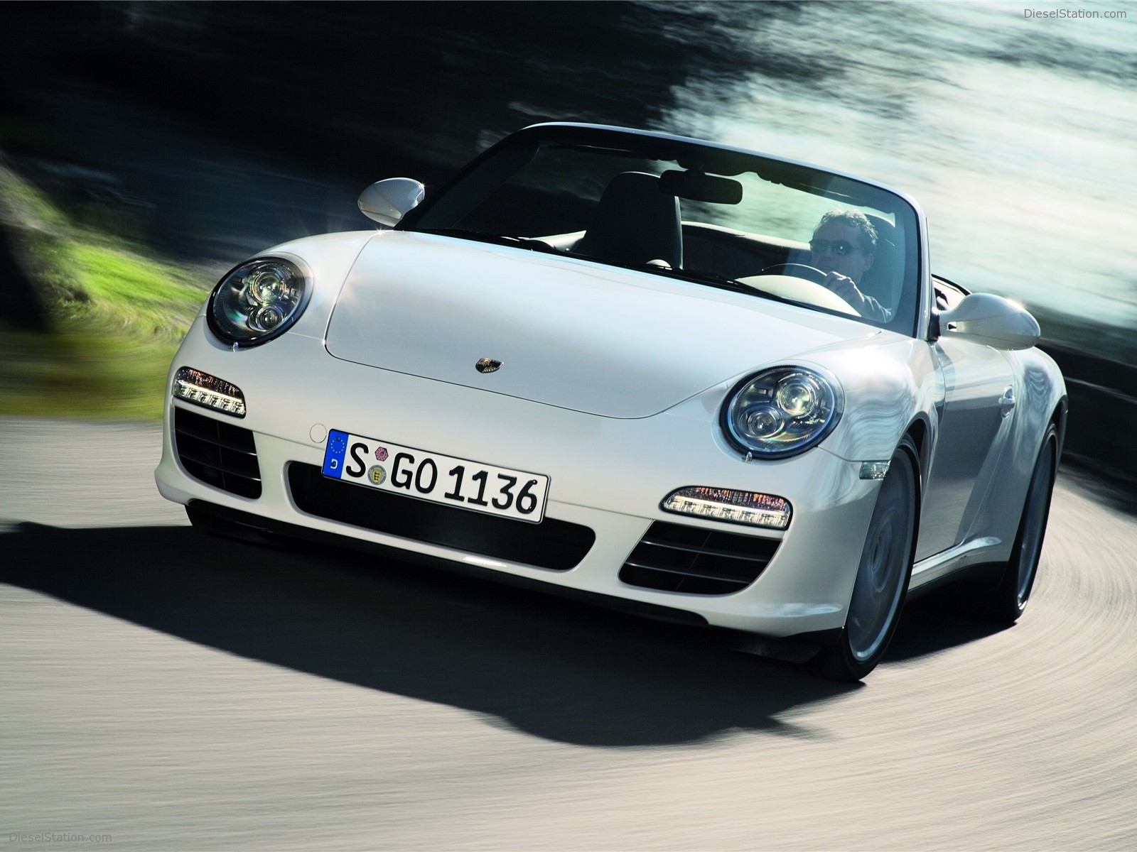 Porsche 911 Carrera 4/4S Coupe and Cabriolet Porsche 911 Carrera 4/4S Coupe and Cabriolet
