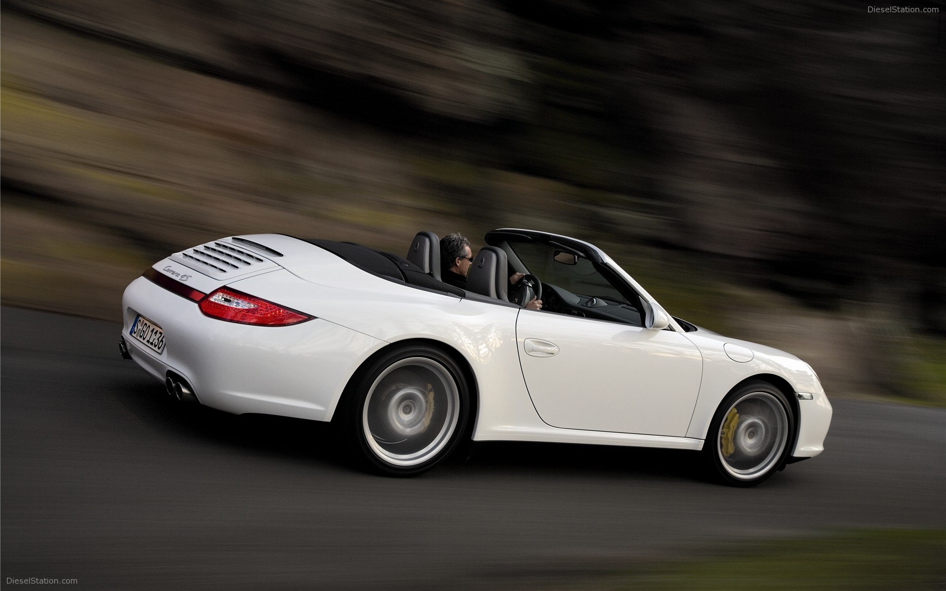 Porsche 911 Carrera 4/4S Coupe and Cabriolet Porsche 911 Carrera 4/4S Coupe and Cabriolet