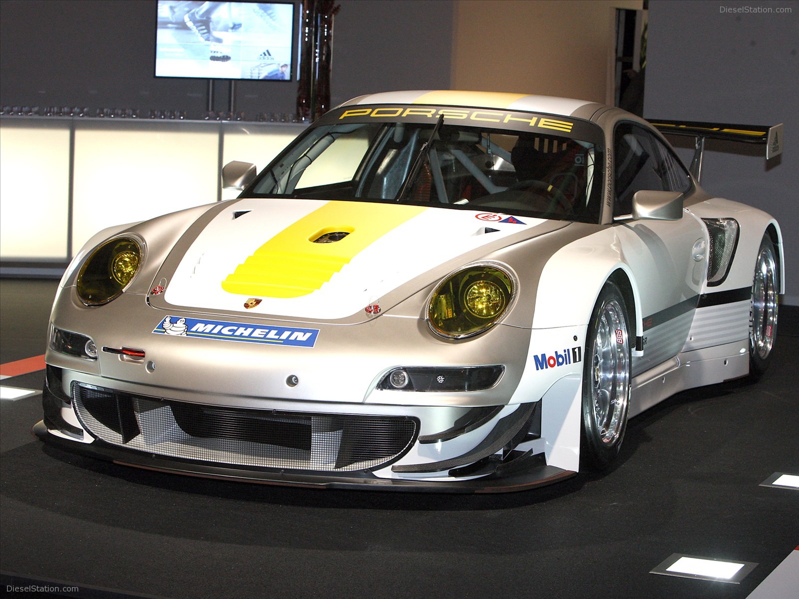 Porsche 911 GT3 Nails the Daytona 24 Hr 2012