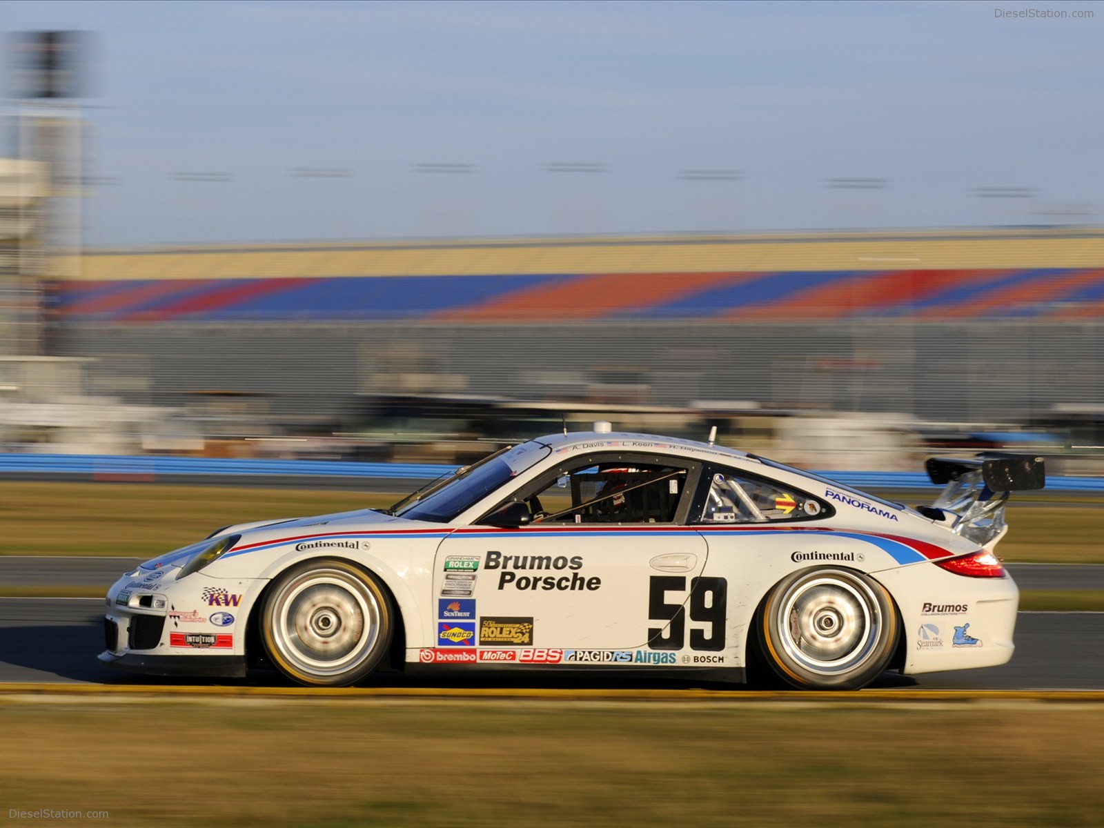 Porsche 911 GT3 Nails the Daytona 24 Hr 2012