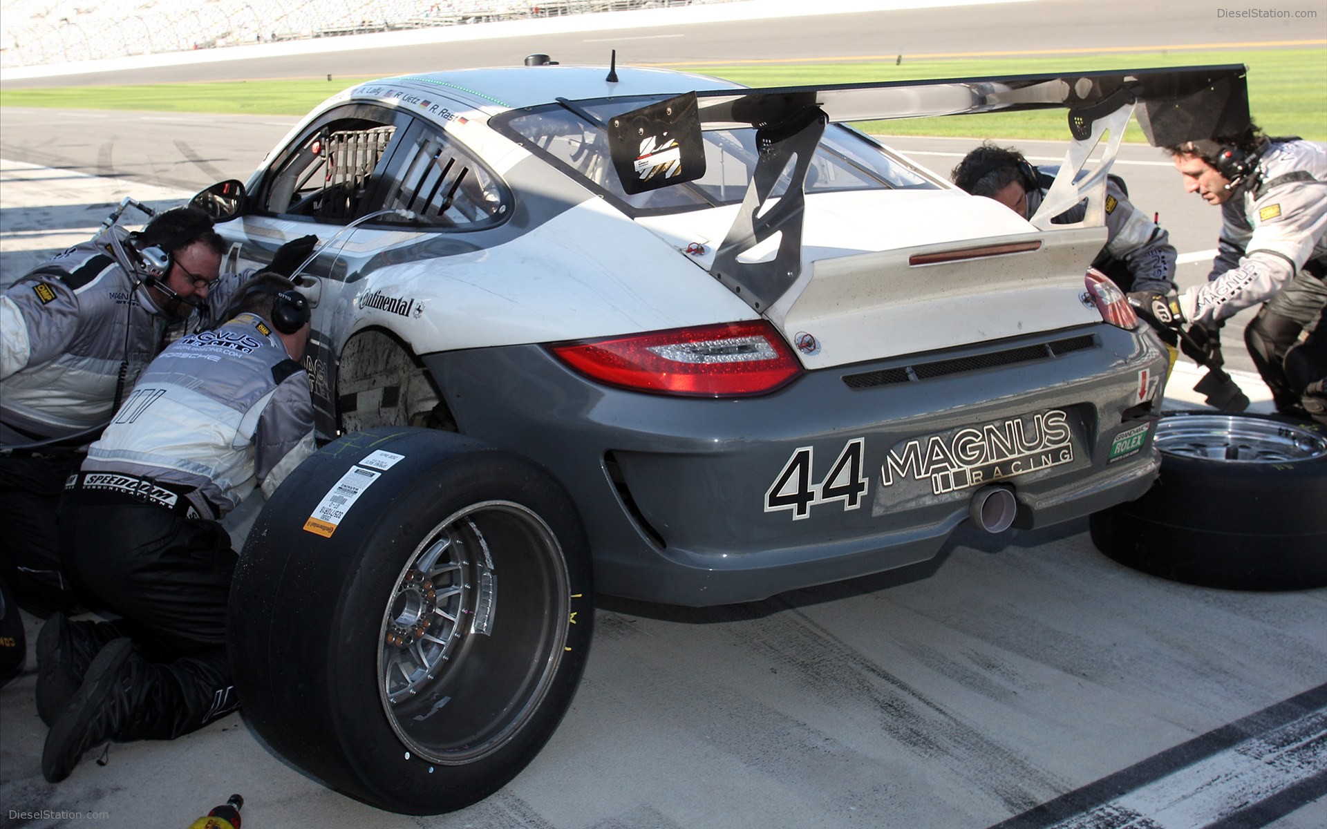 Porsche 911 GT3 Nails the Daytona 24 Hr 2012
