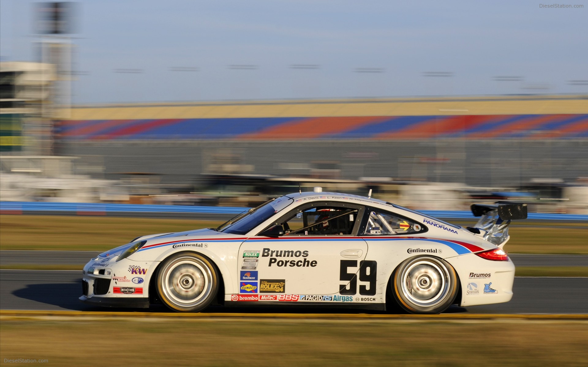 Porsche 911 GT3 Nails the Daytona 24 Hr 2012