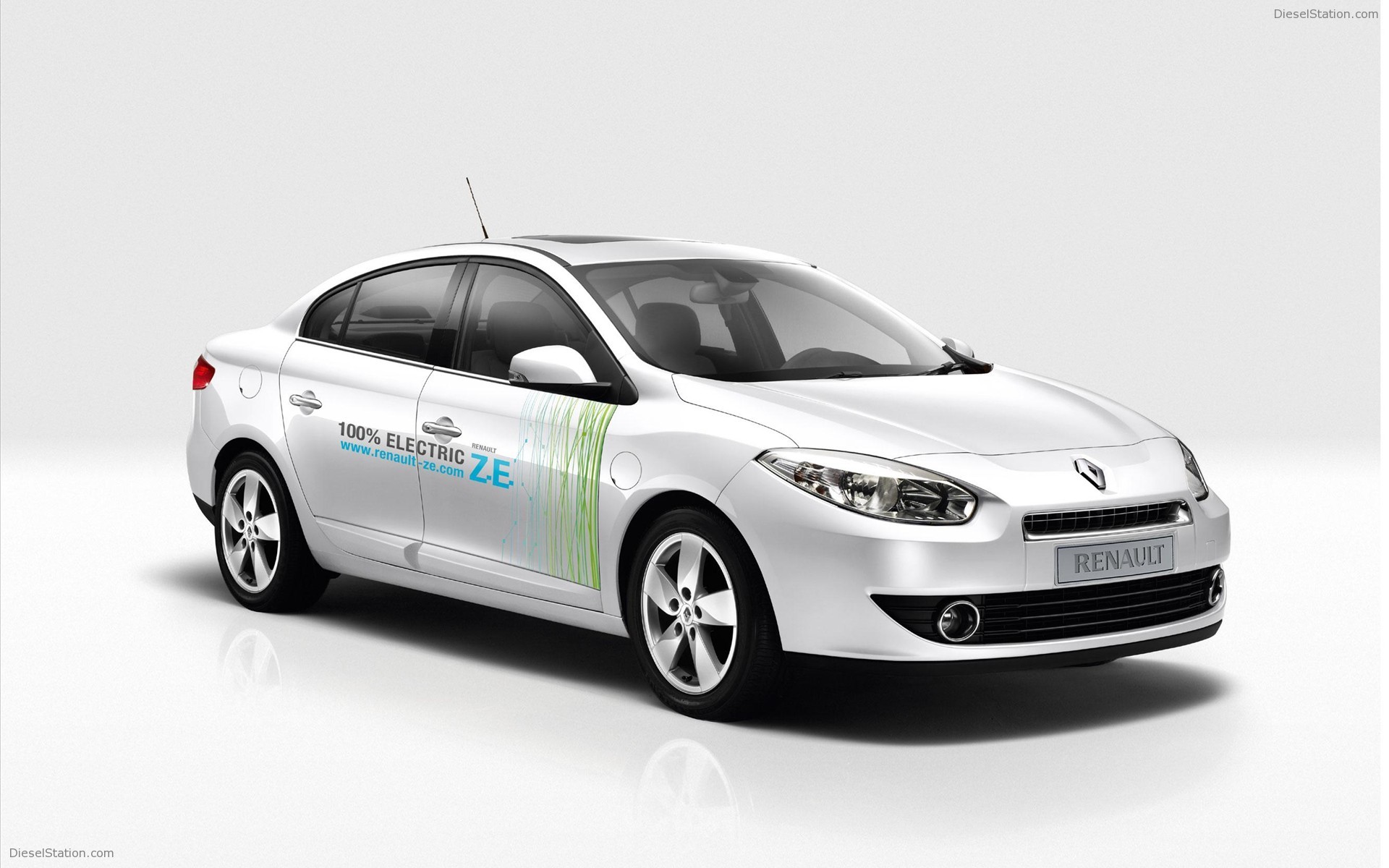 Renault Fluence ZE, Kangoo Express ZE Prototype Preview Renault Fluence ZE, Kangoo Express ZE Prototype Preview
