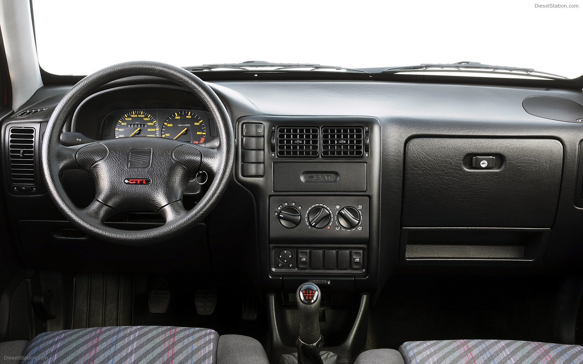 IBIZA SEAT'S SPORTY SUPERMINI CELEBRATES 25 YEARS IBIZA SEAT'S SPORTY SUPERMINI CELEBRATES 25 YEARS