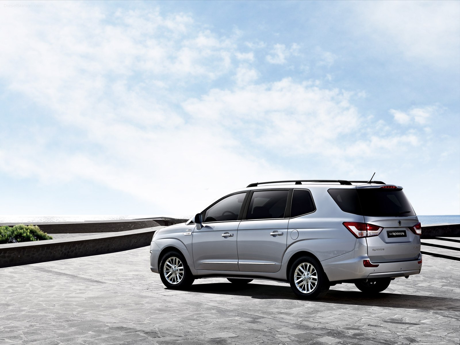 SsangYong Rodius MPV 2014