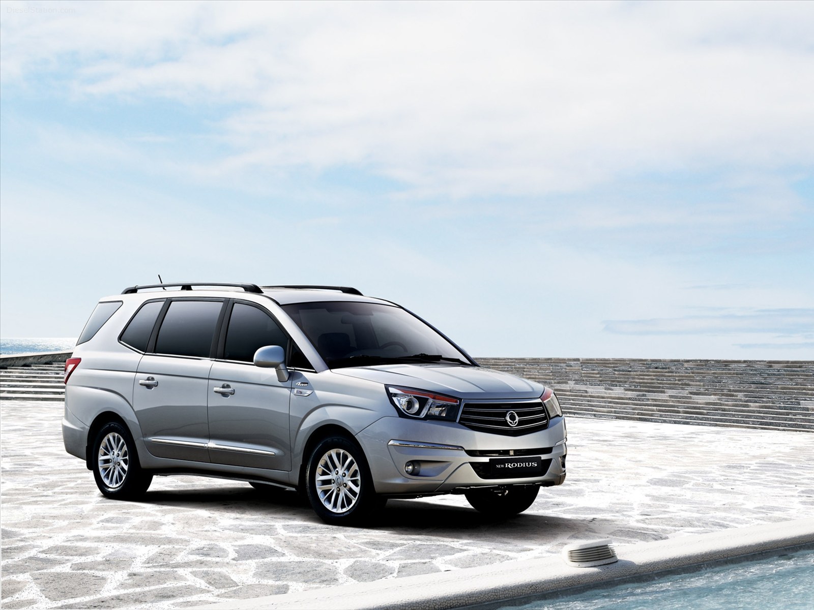 SsangYong Rodius MPV 2014