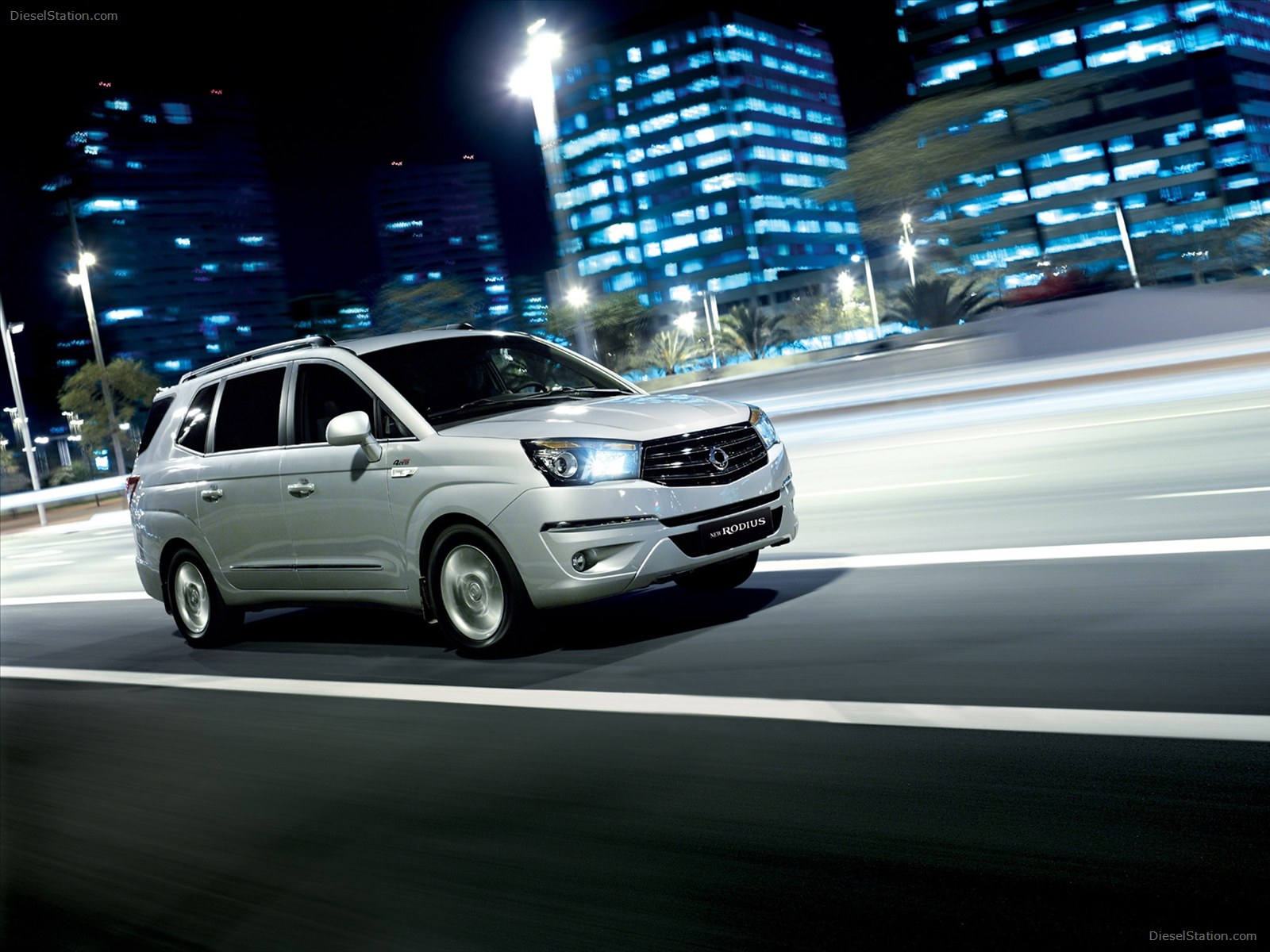 SsangYong Rodius MPV 2014
