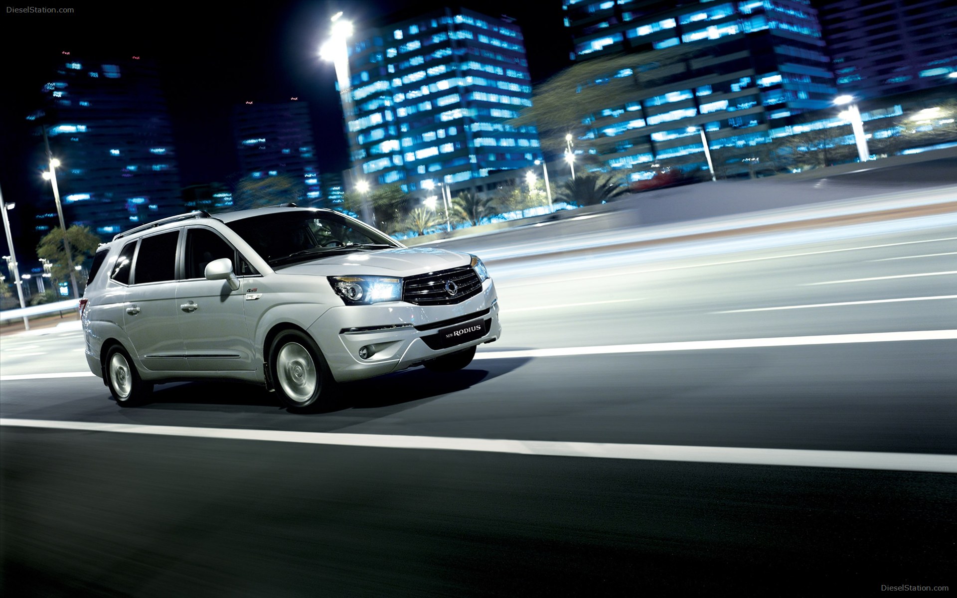 SsangYong Rodius MPV 2014