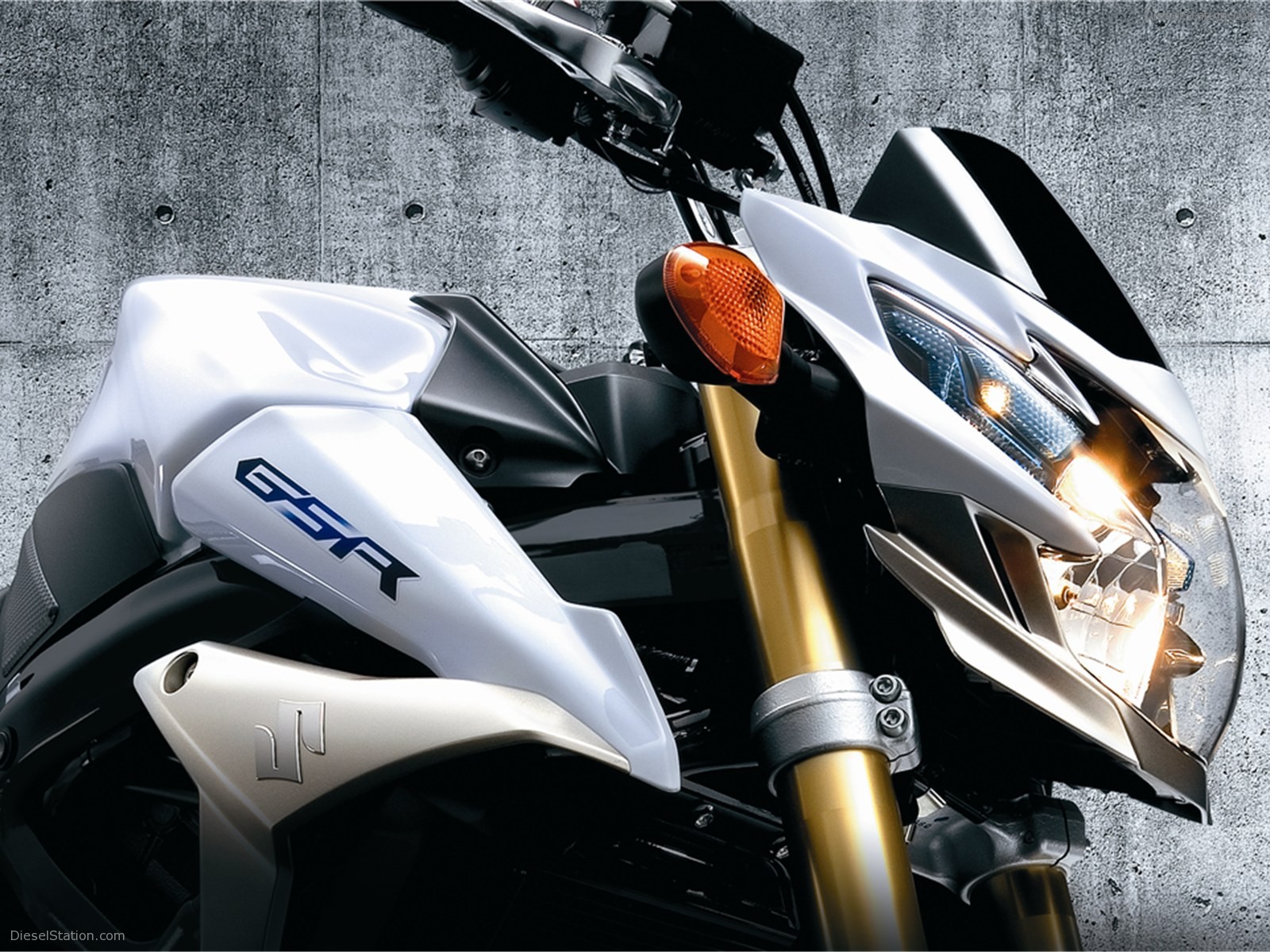 Suzuki GSR750 2011