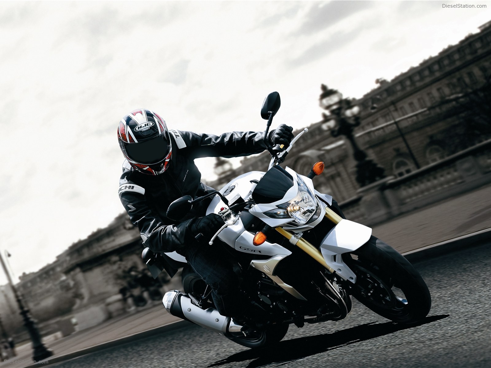 Suzuki GSR750 2011