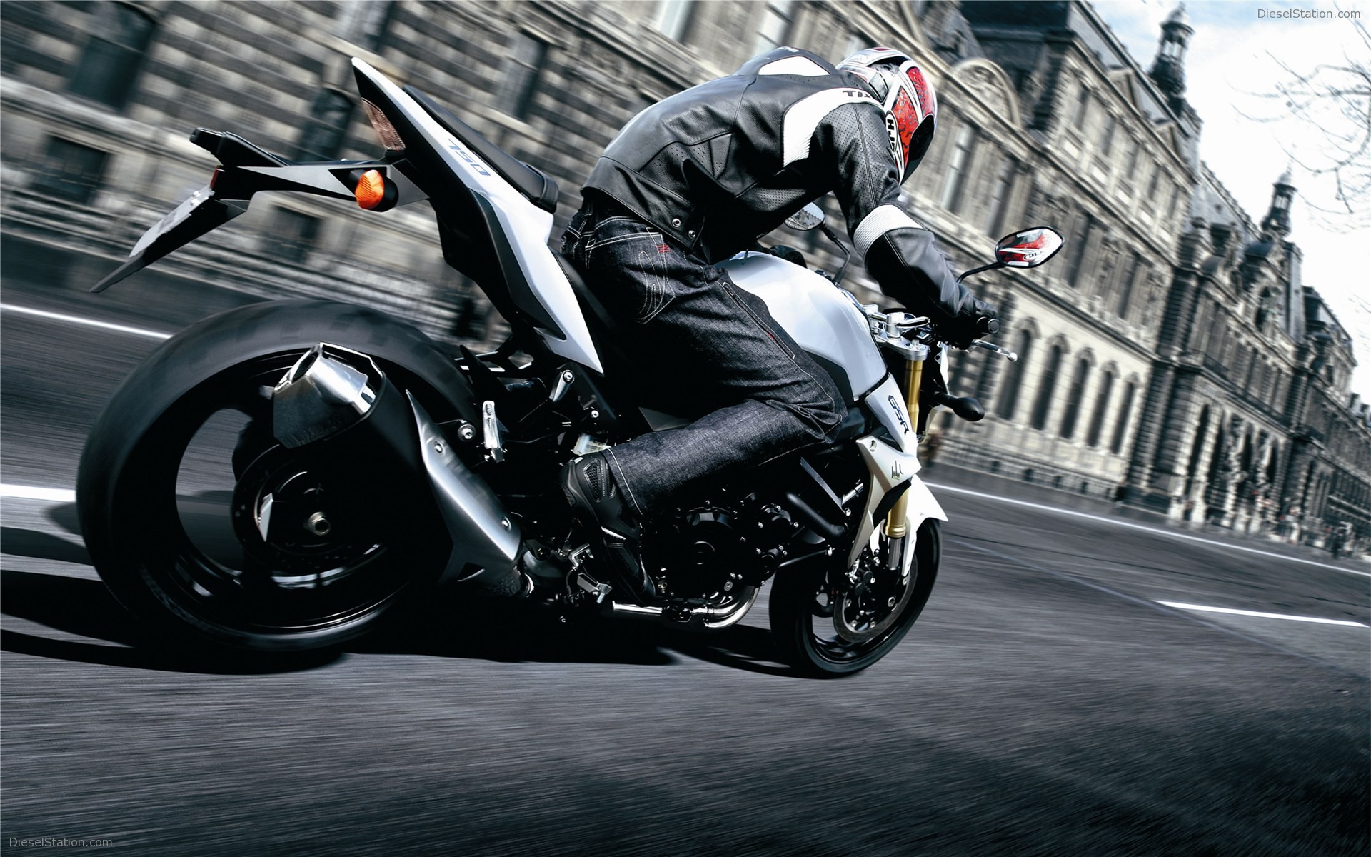 Suzuki GSR750 2011