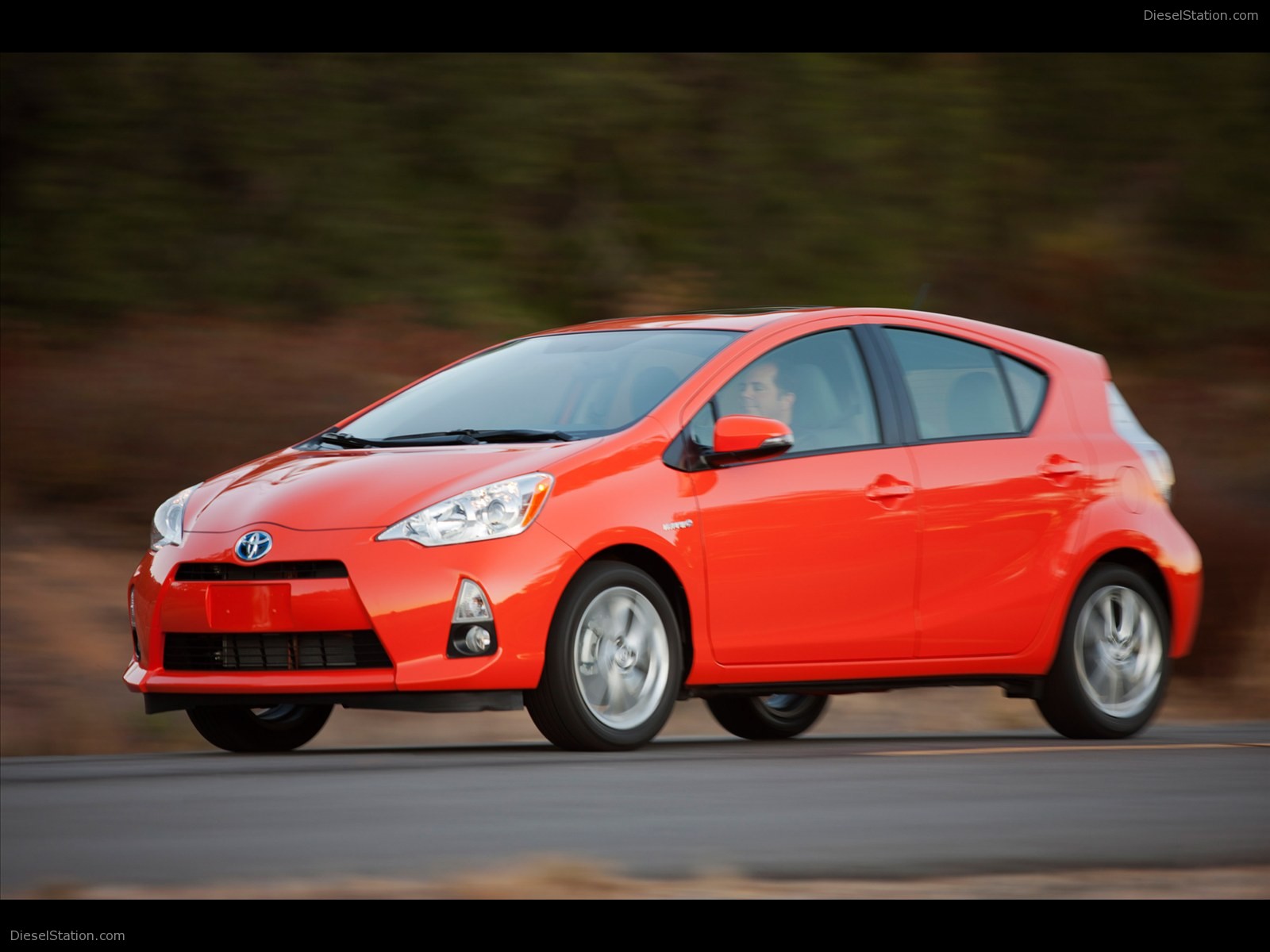 Маленькие гибриды. Toyota Prius 2013. Toyota Prius c 2013. Тойота Приус гибрид хэтчбек. Toyota Prius c 2014.