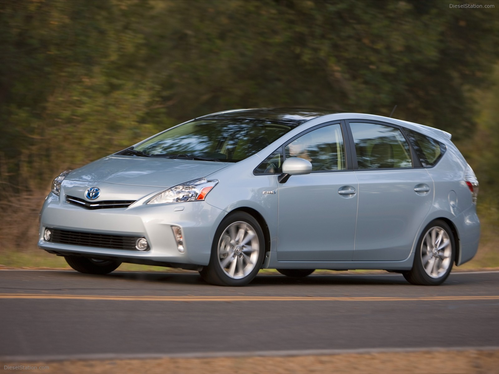 Toyota Prius v 2011