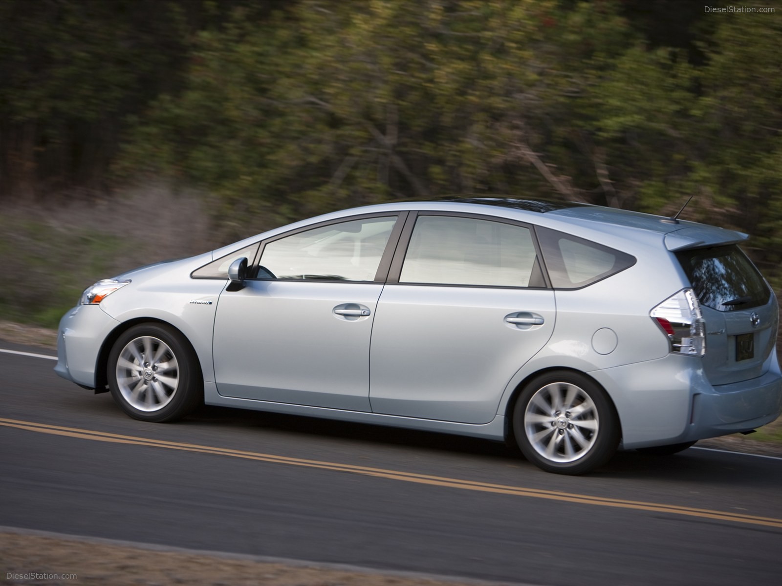 Toyota Prius v 2011