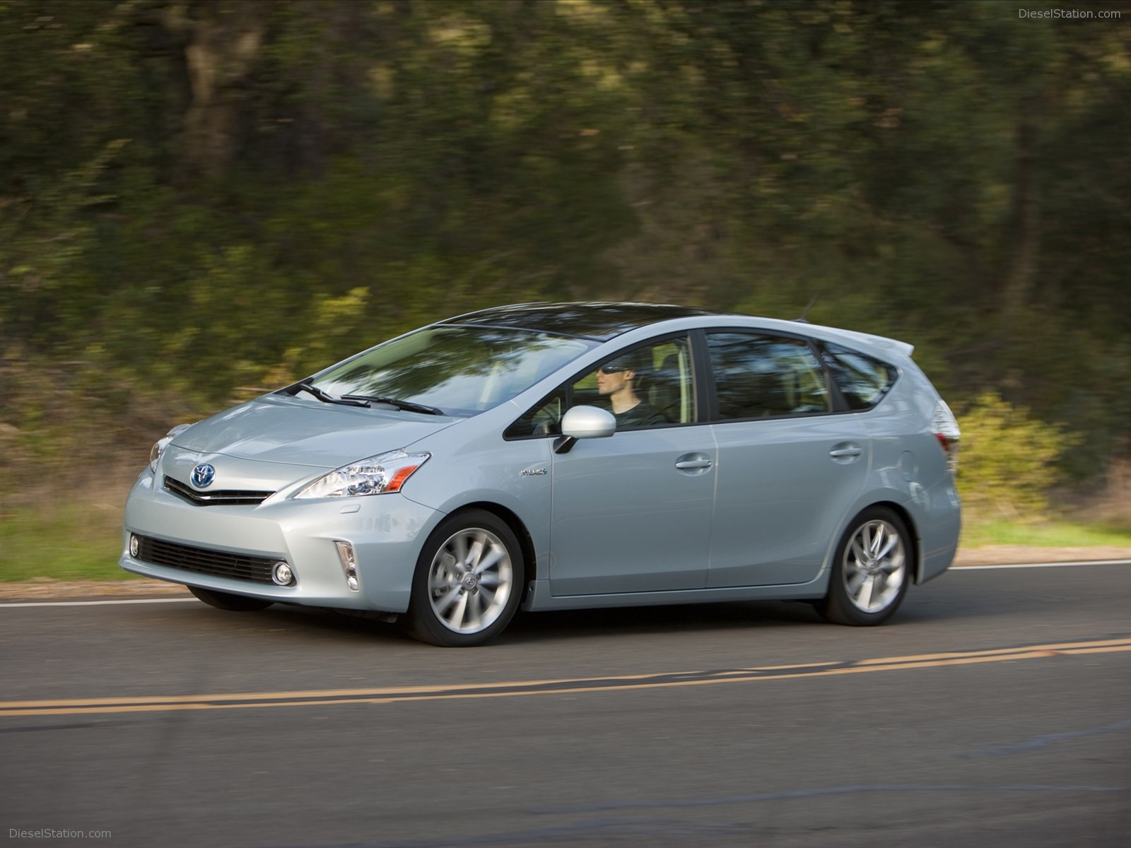 Toyota Prius v 2011