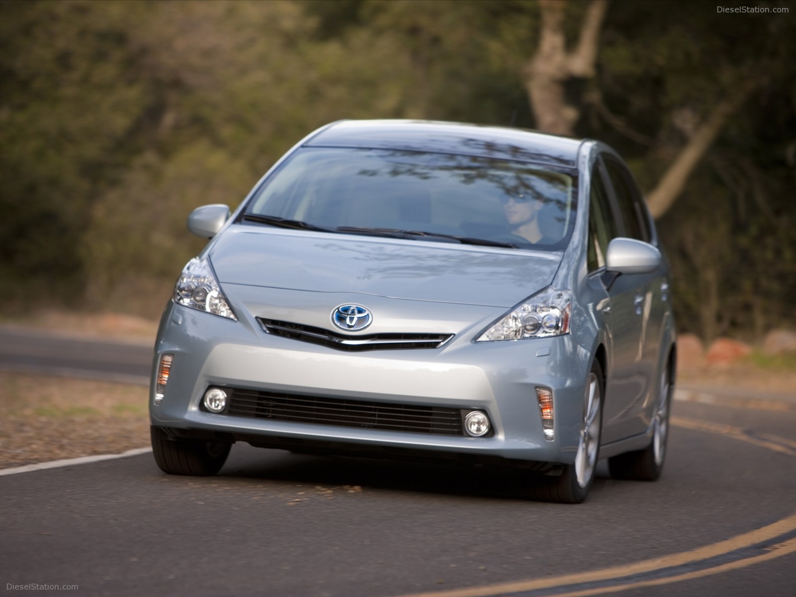 Toyota Prius v 2011