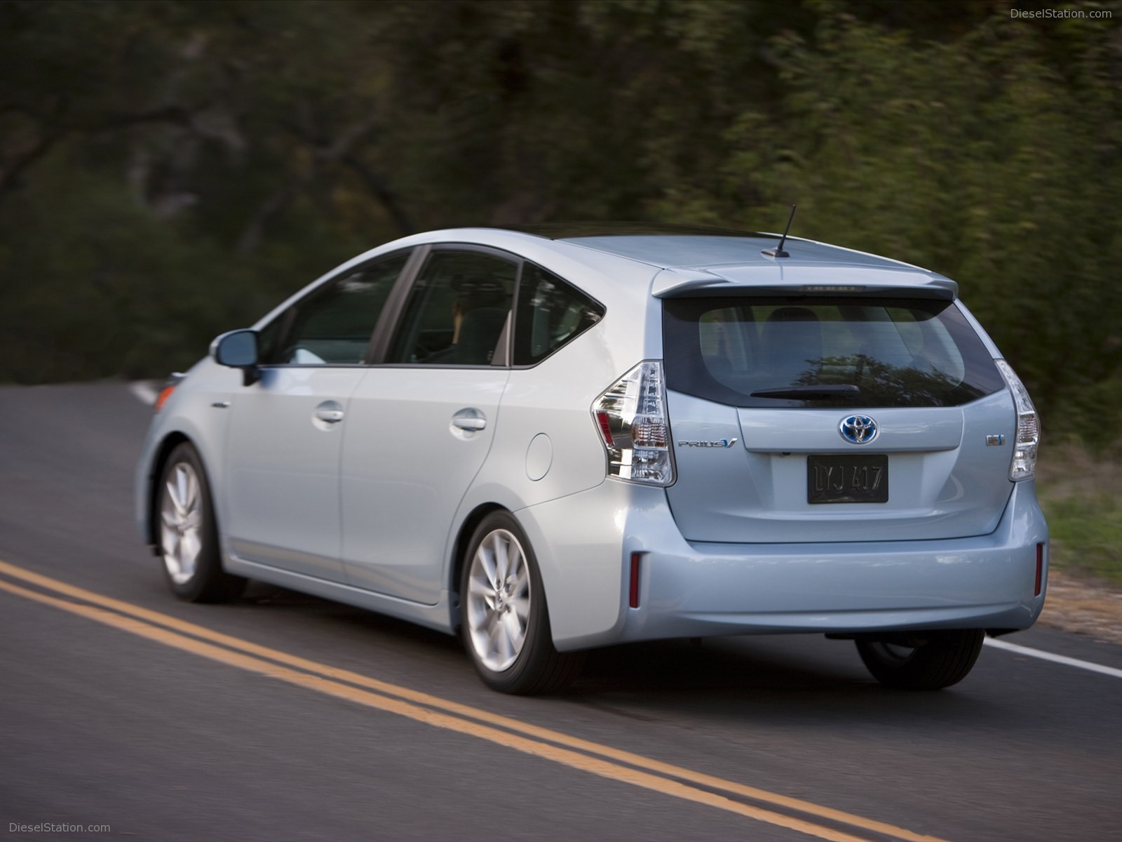 Toyota Prius v 2011