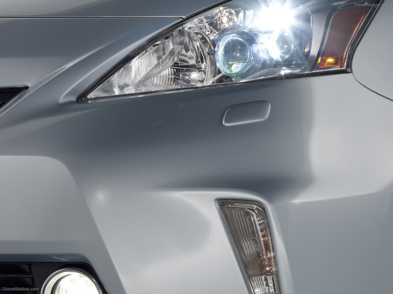 Toyota Prius v 2011