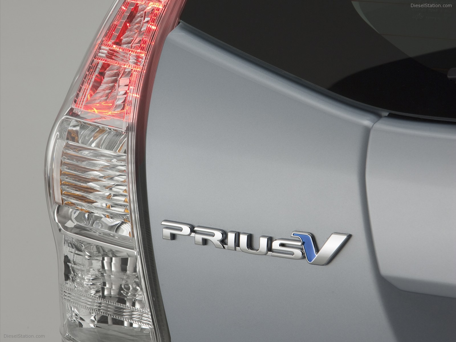 Toyota Prius v 2011