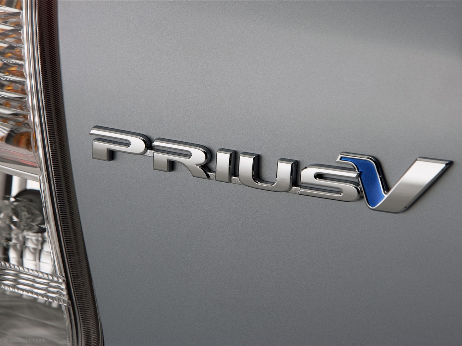 Toyota Prius v 2011