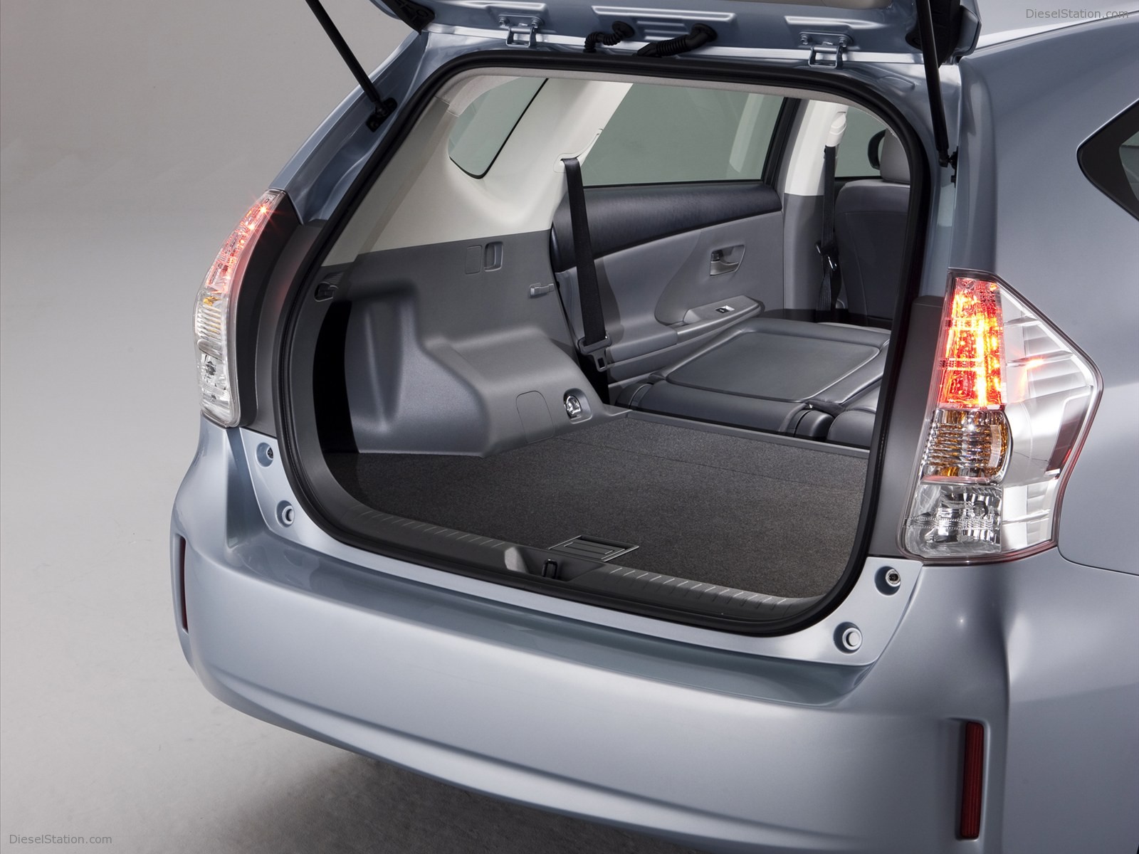 Toyota Prius v 2011