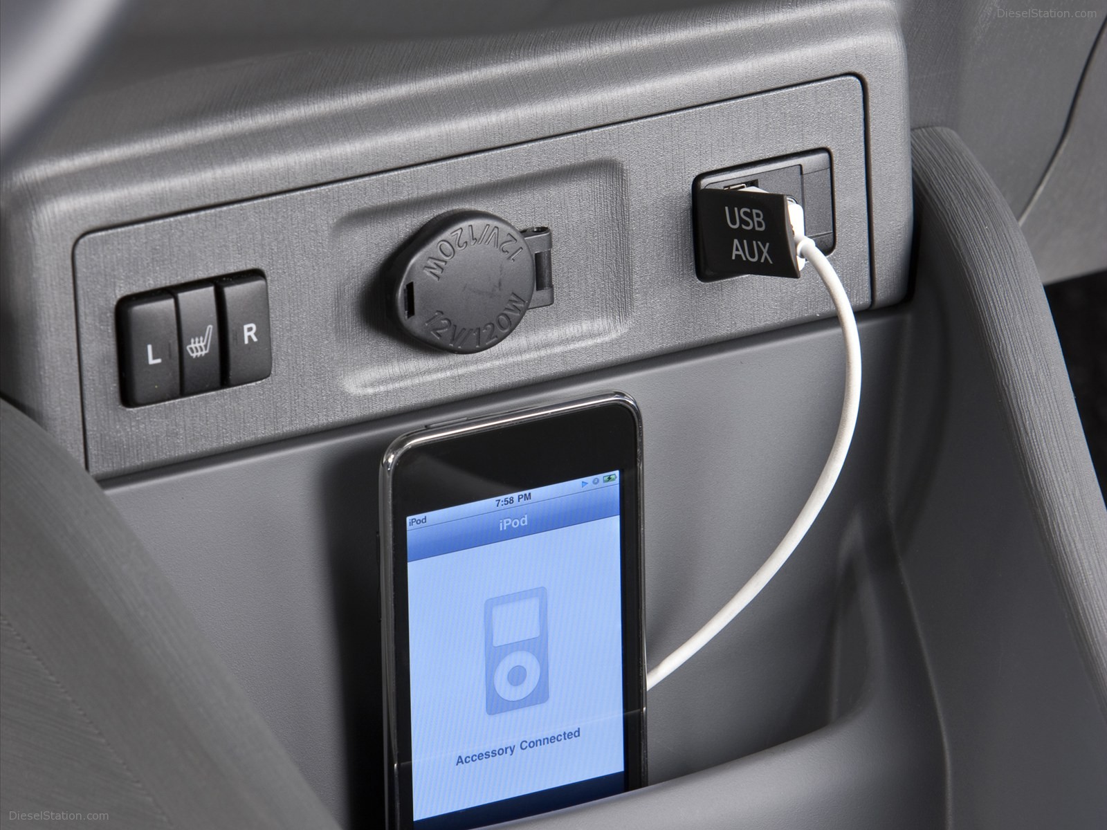 Toyota Prius v 2011