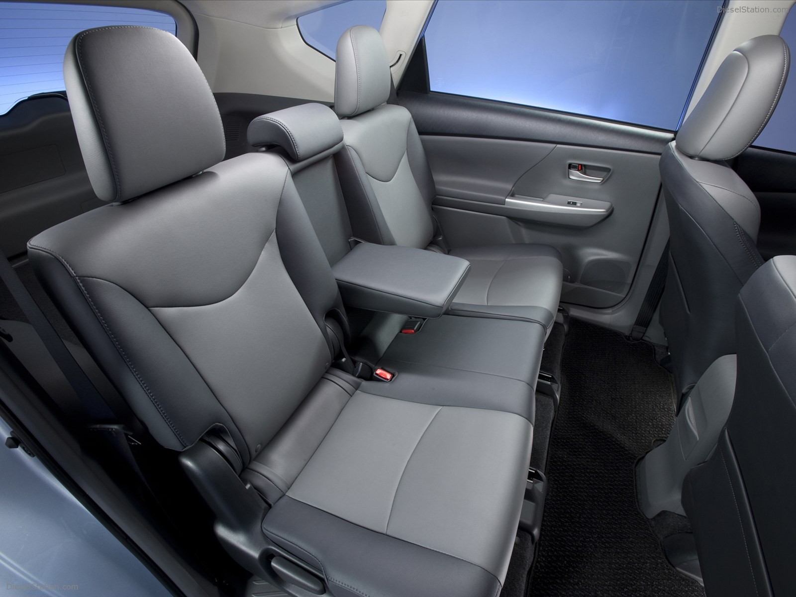 Toyota Prius v 2011