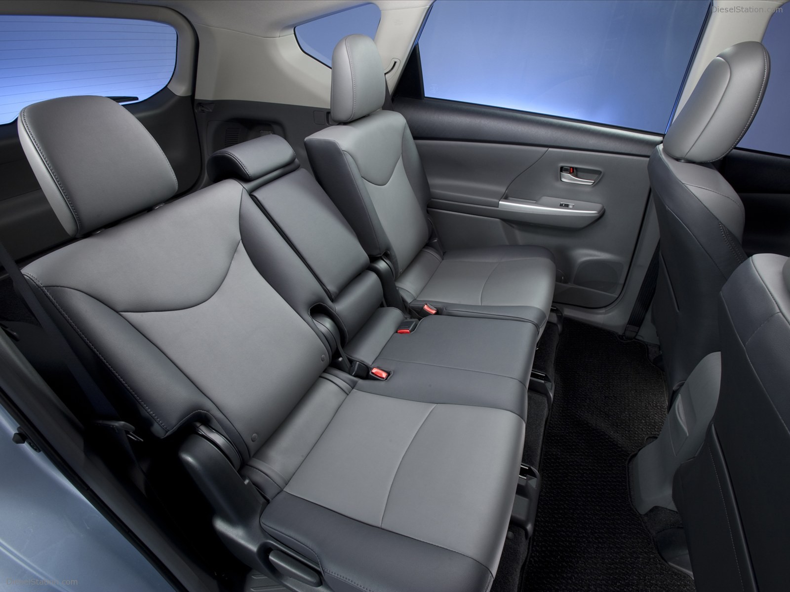 Toyota Prius v 2011