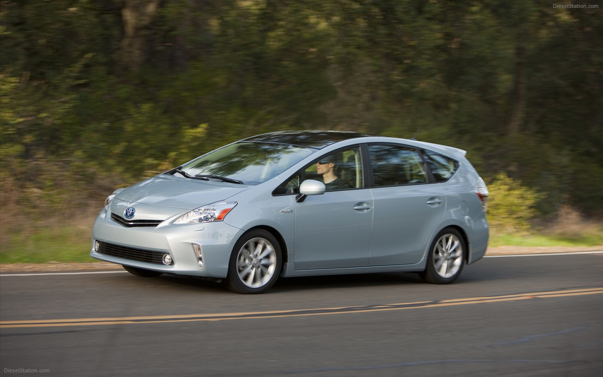 Toyota Prius v 2011