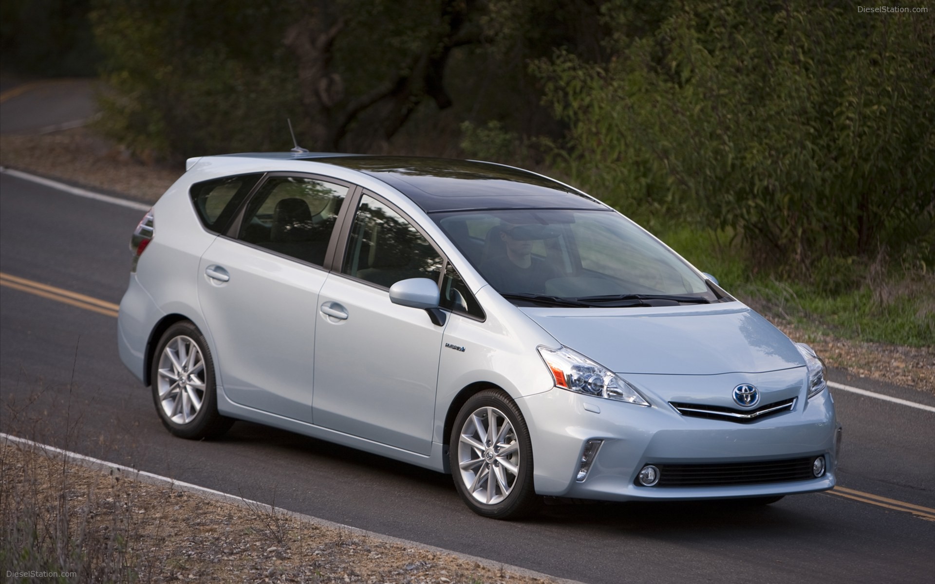 Toyota Prius v 2011