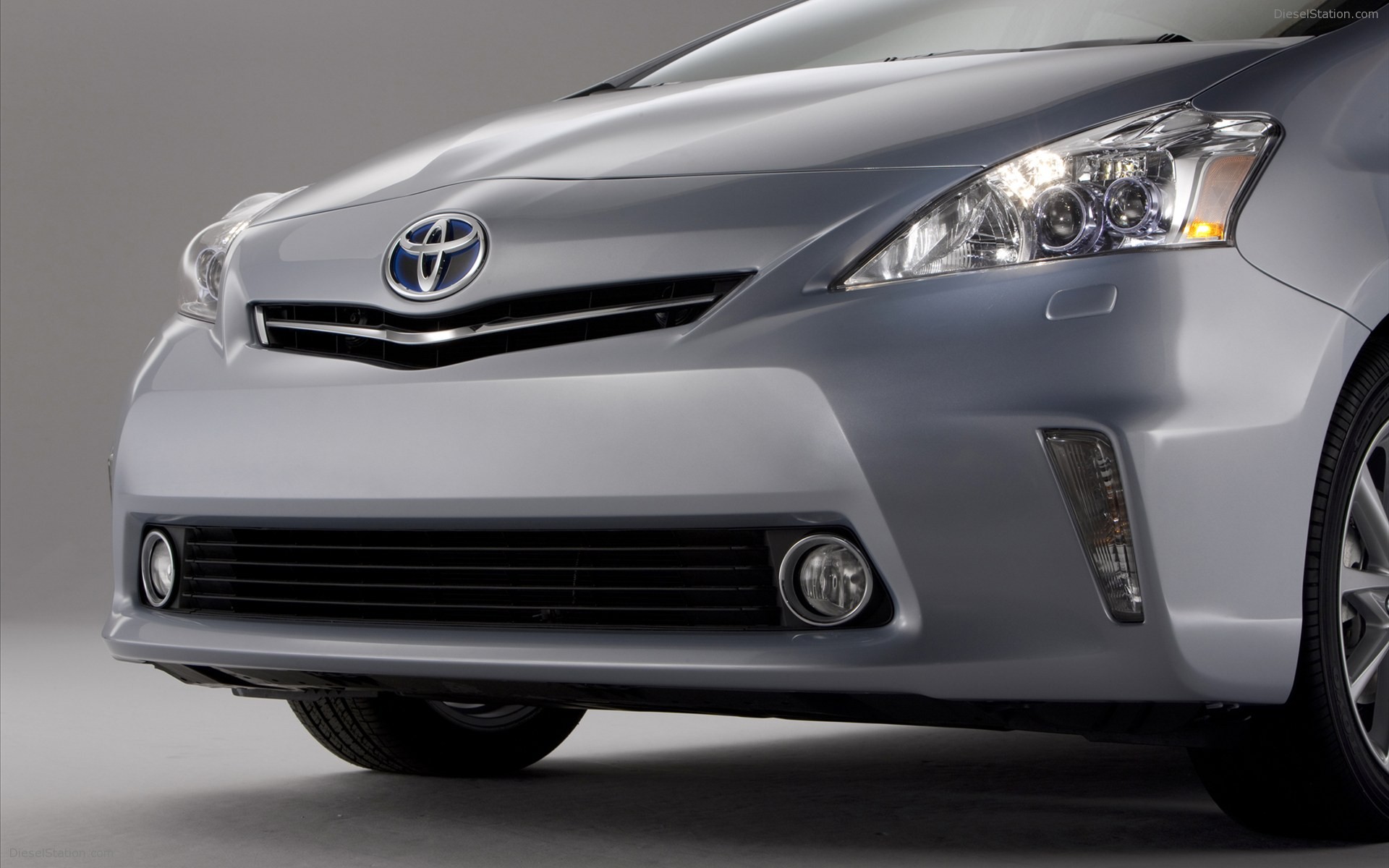Toyota Prius v 2011