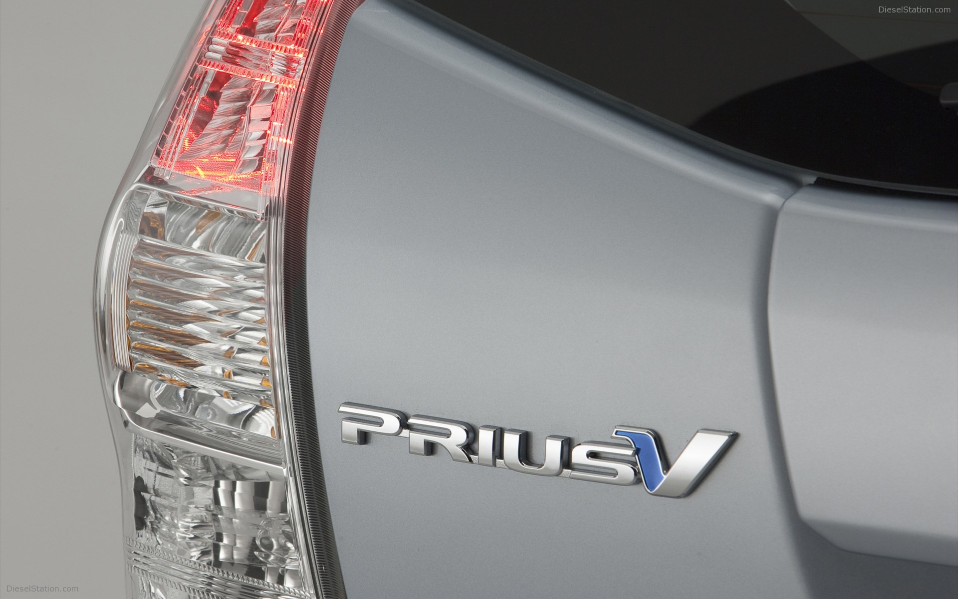 Toyota Prius v 2011