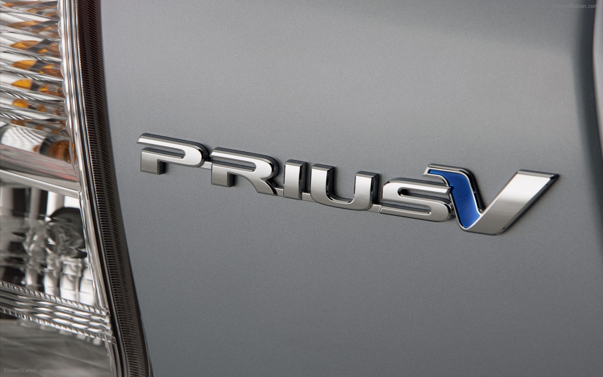 Toyota Prius v 2011