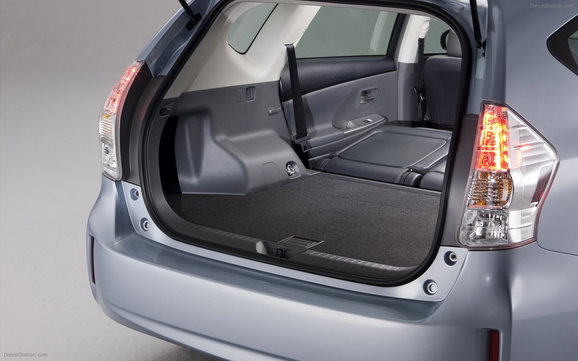Toyota Prius v 2011