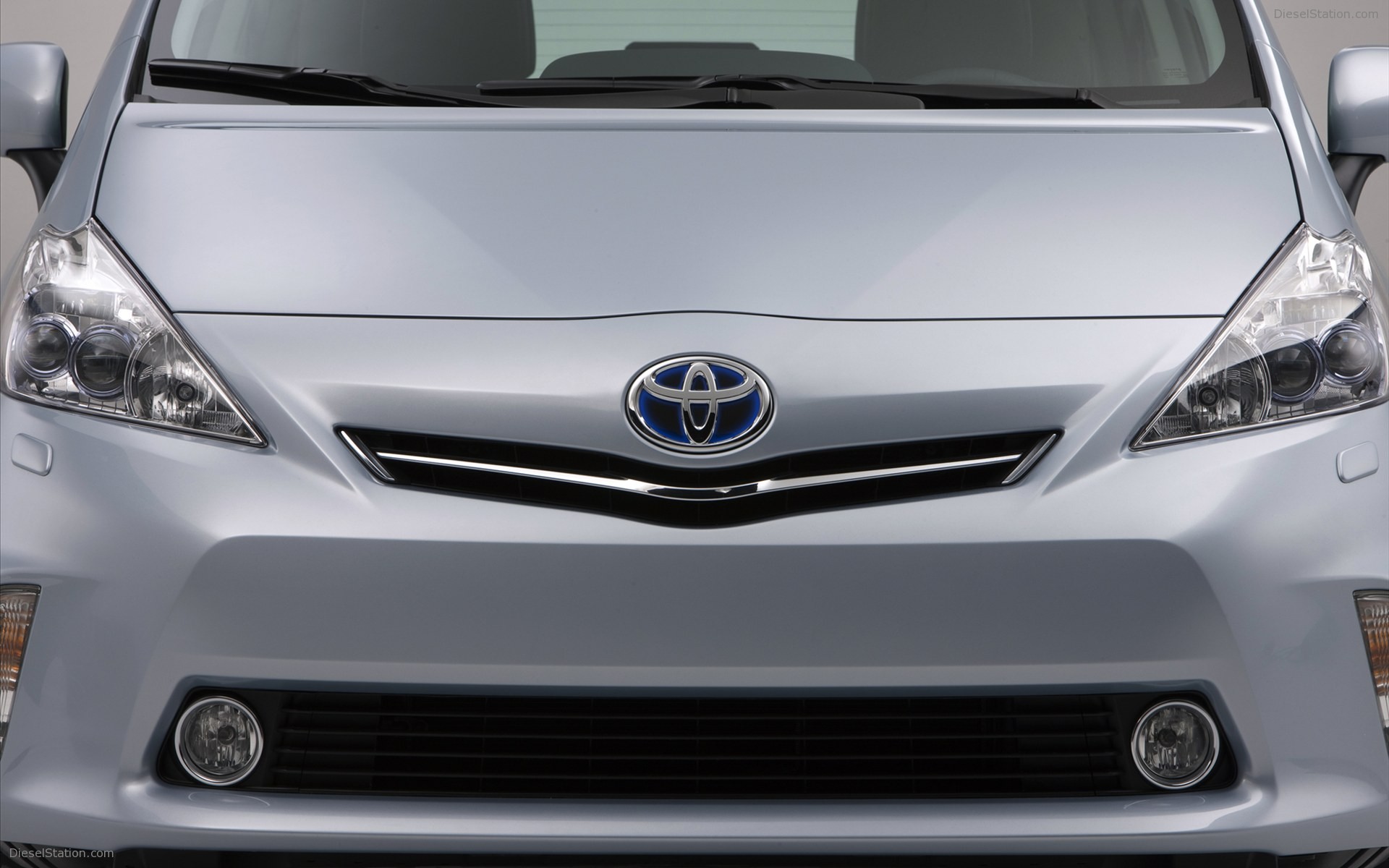 Toyota Prius v 2011