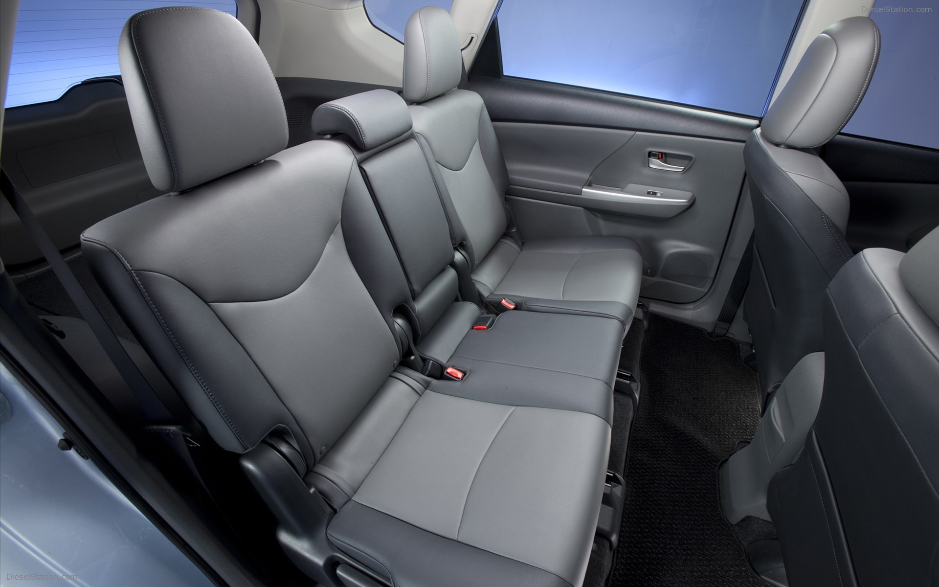 Toyota Prius v 2011