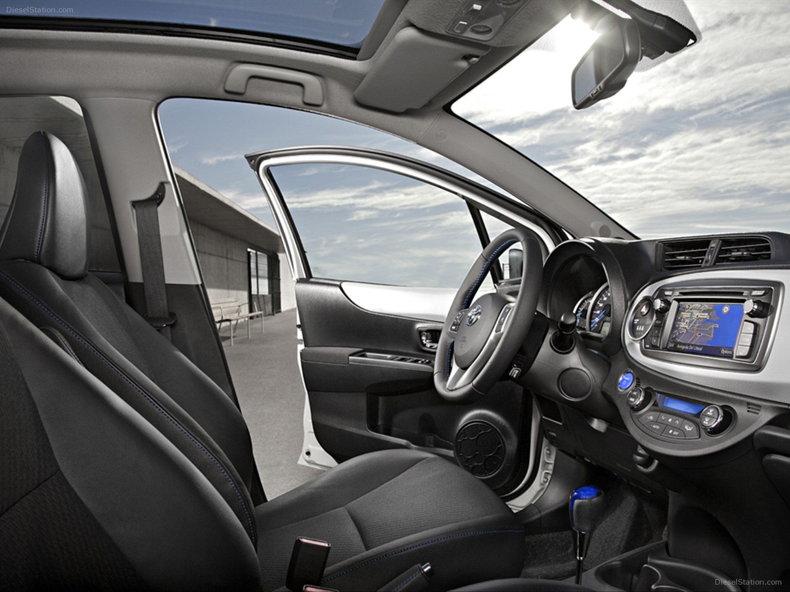 Toyota Yaris Hybrid 2013