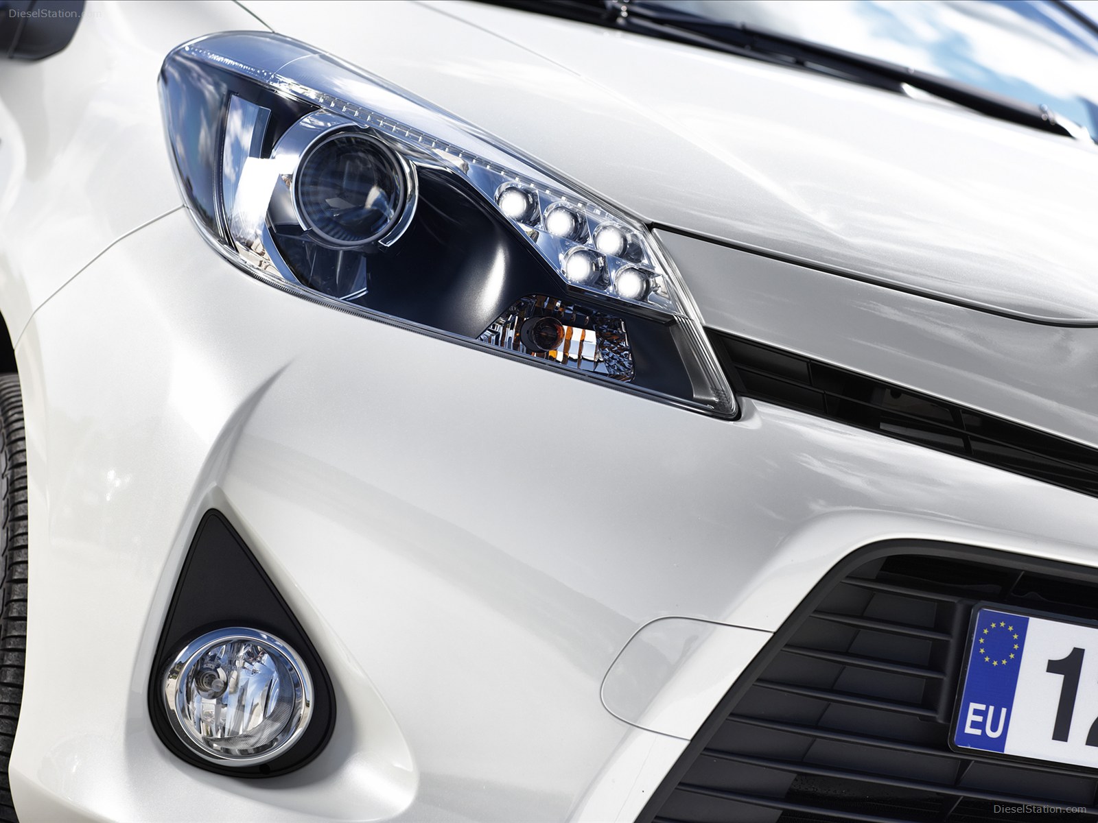 Toyota Yaris Hybrid 2013