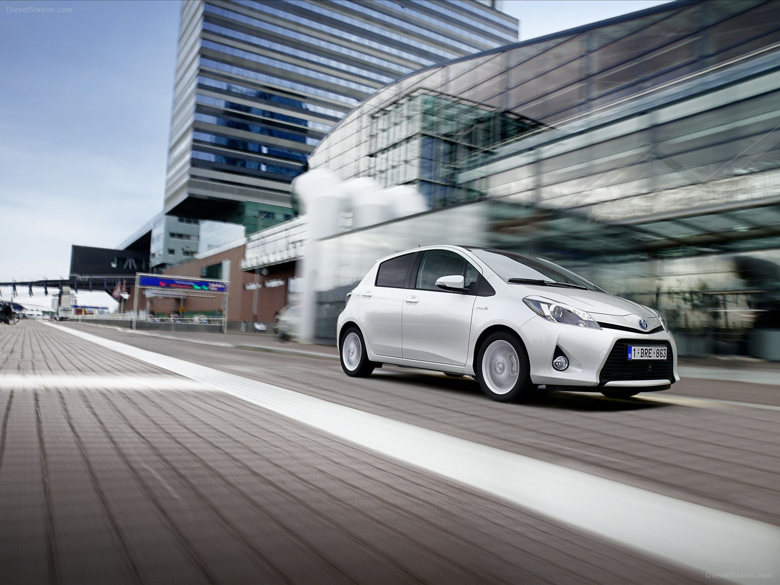 Toyota Yaris Hybrid 2013
