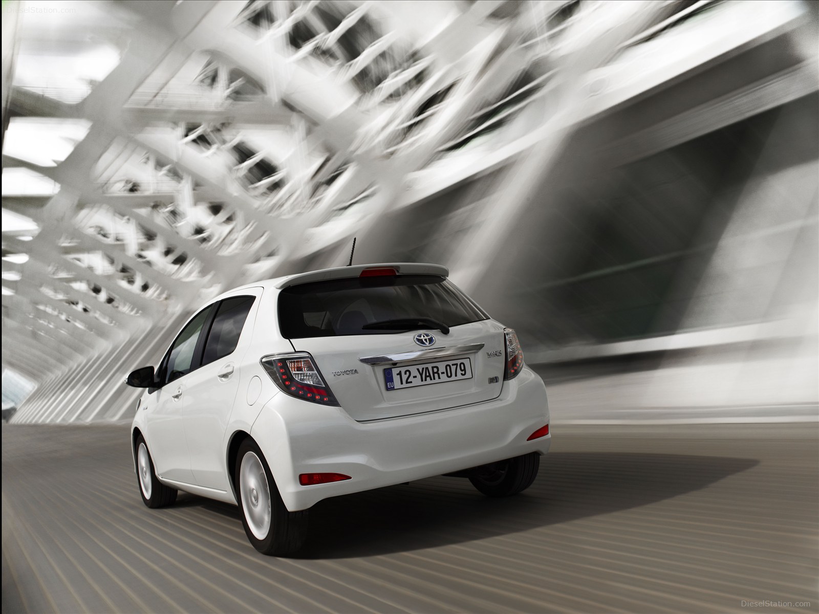 Toyota Yaris Hybrid 2013