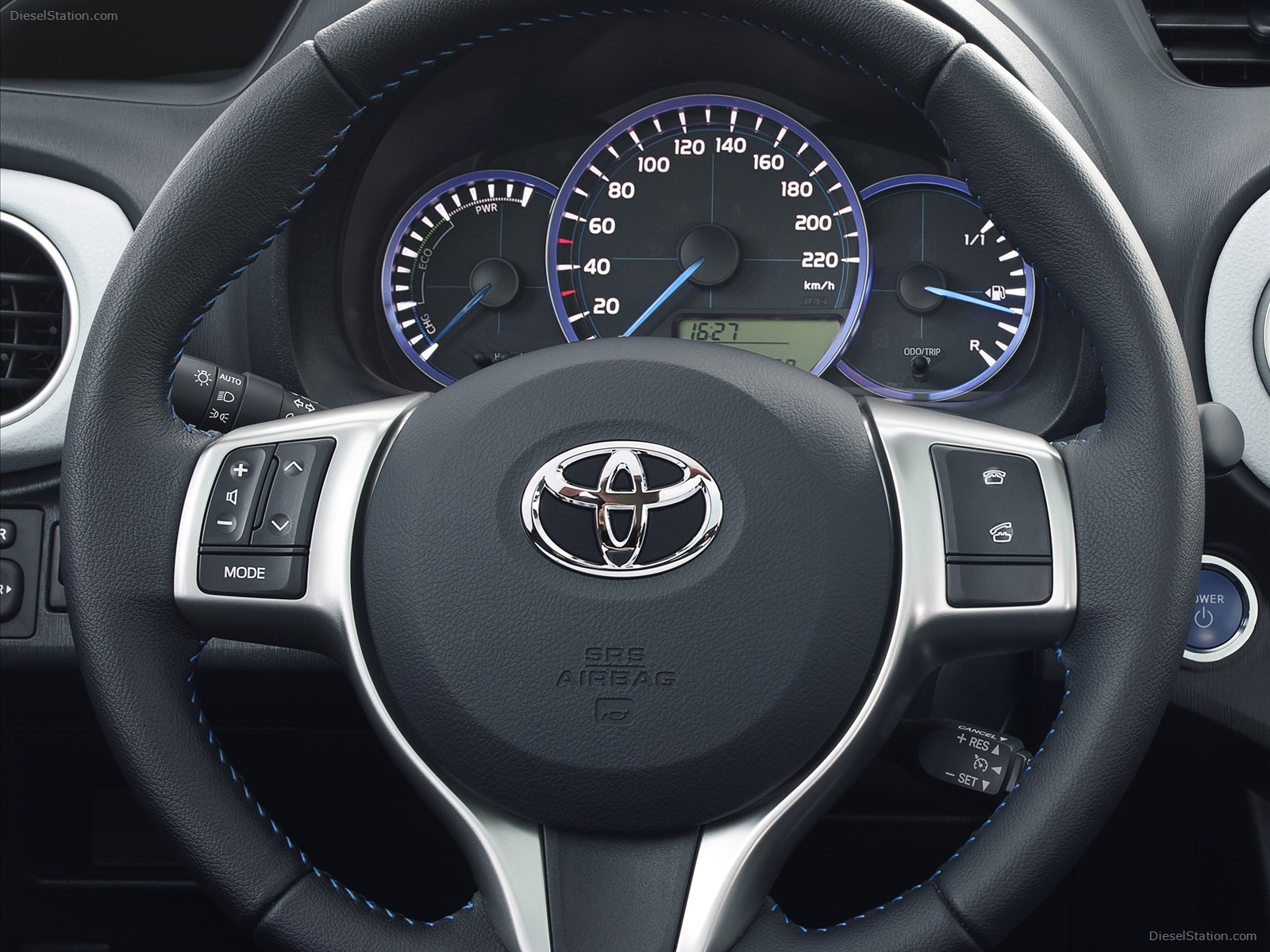 Toyota Yaris Hybrid 2013