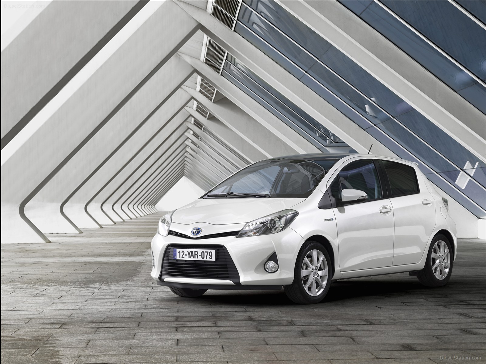 Toyota Yaris Hybrid 2013