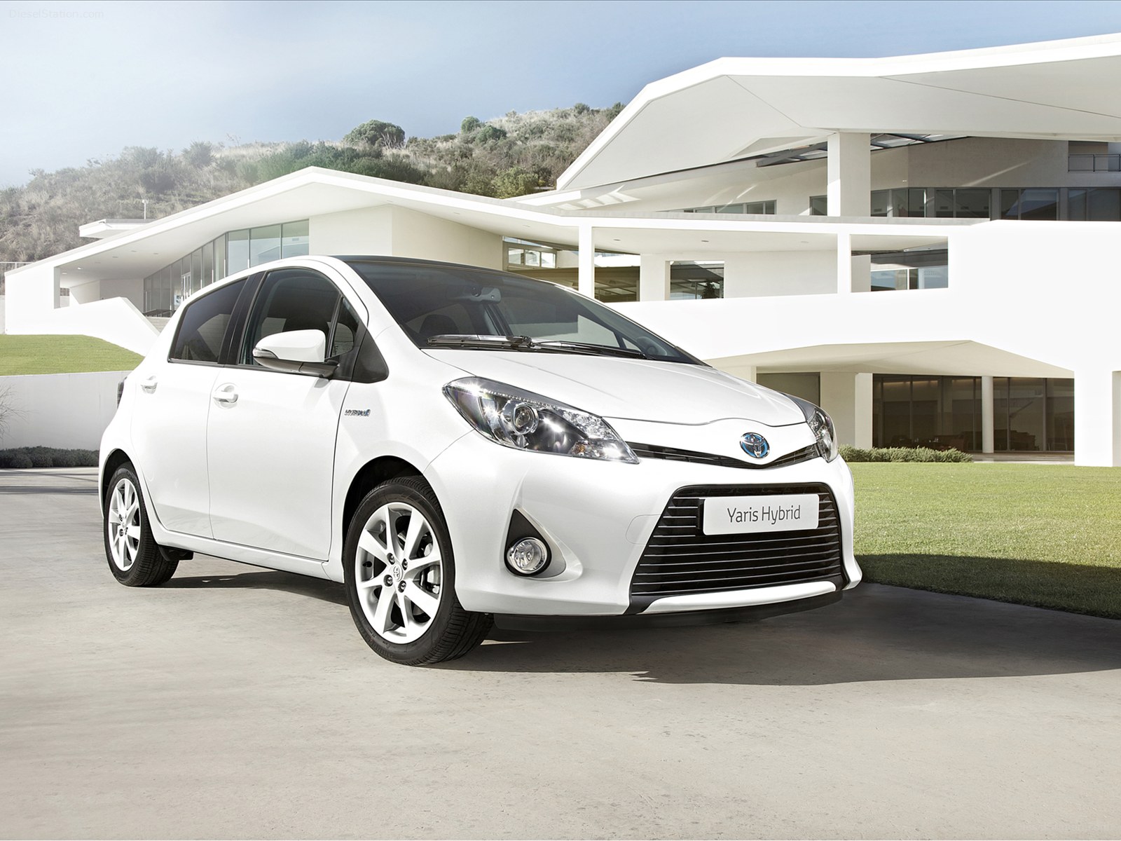 Toyota Yaris Hybrid 2013