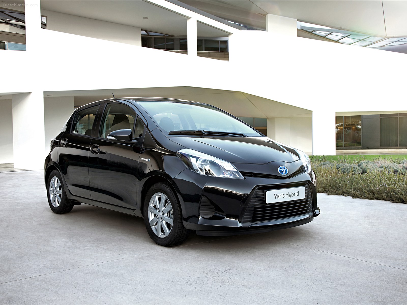 Toyota Yaris Hybrid 2013