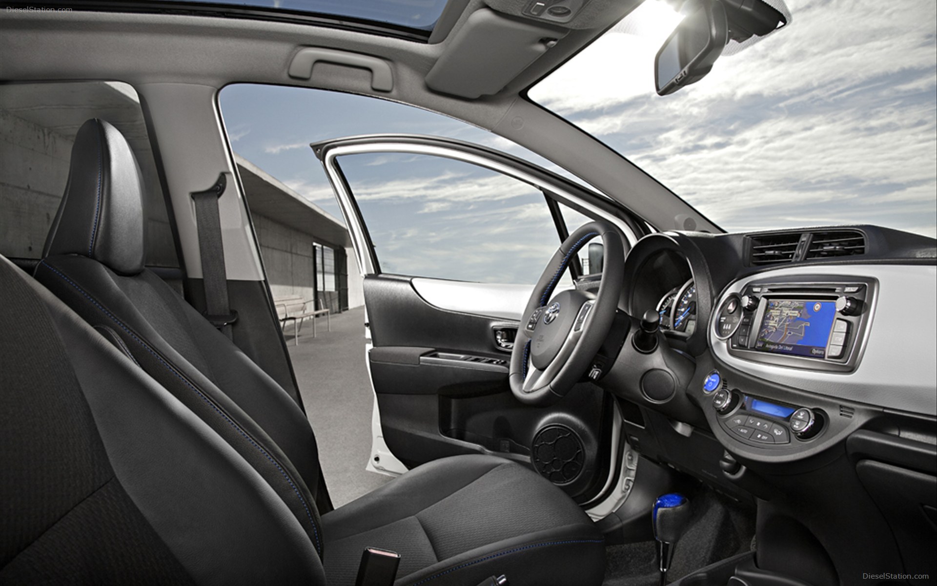 Toyota Yaris Hybrid 2013